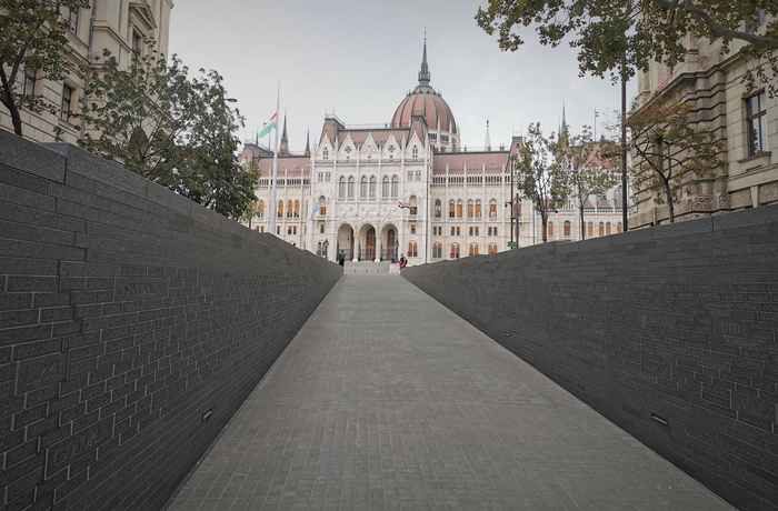 Het Monument voor Nationale Eenheid (Az Összetartozás Emlékhelye) bij het parlement in Boedapest. Beeld: Elekes Andor